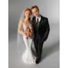 Figurine thème mariage : "Couple posant enlacé"